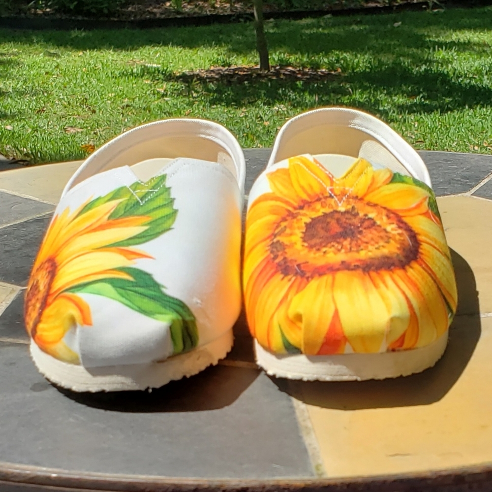 🌻🌻Sunflower Slip-ons🌻🌻